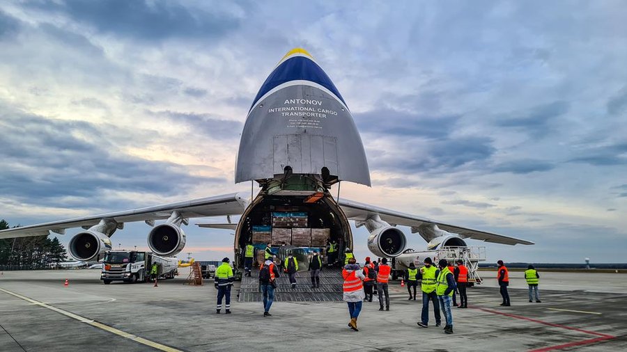 Antonow An-124 na płycie postojowej lotniska Pyrzowice