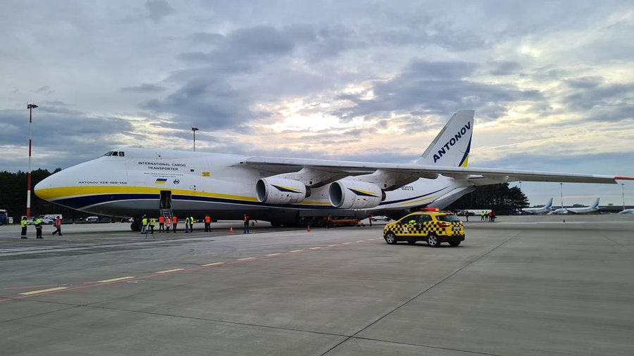Ekipa naziemna przy samolocie Antonow An-124