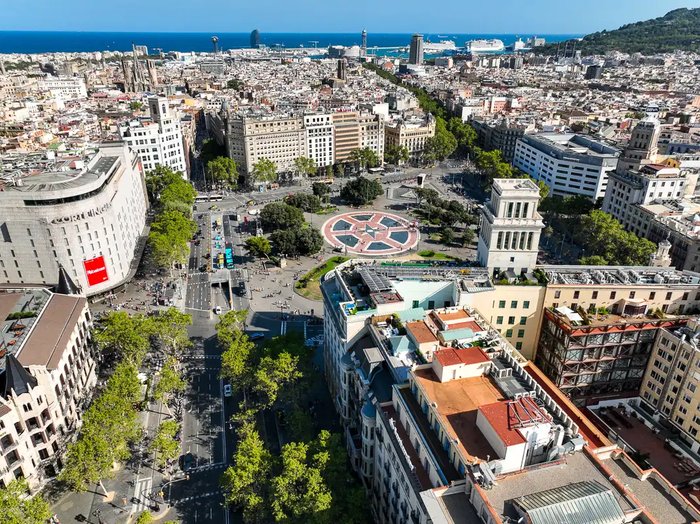 Ujęcie z drona nad Barceloną o złotej godzinie