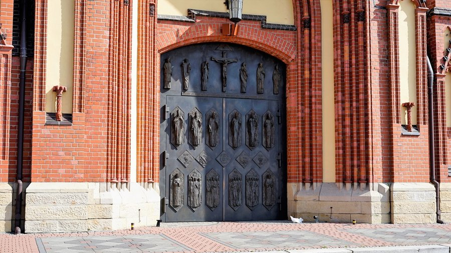 Bogato zdobione bramy wejściowe Bazyliki św. Antoniego w Rybniku