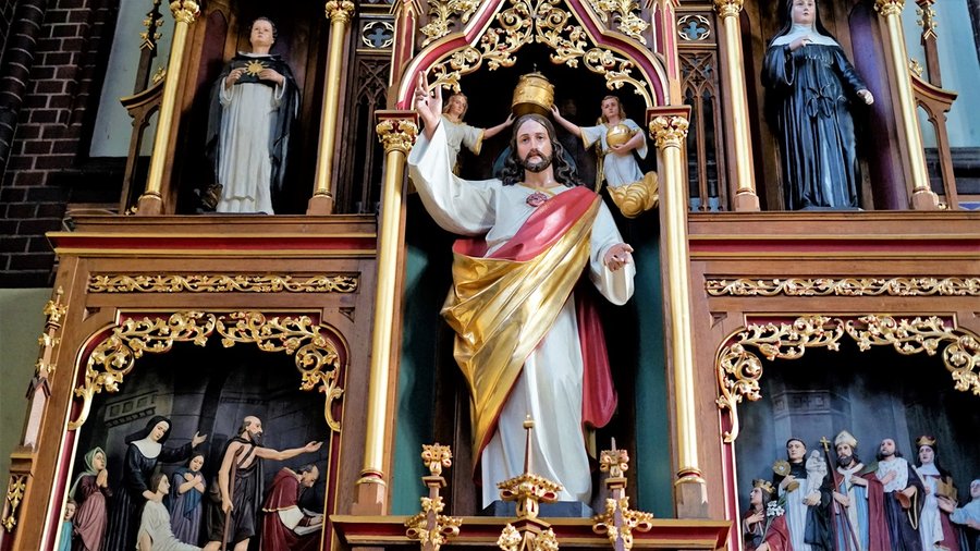 Bogato zdobiony ołtarz boczny we wnętrzu bazyliki