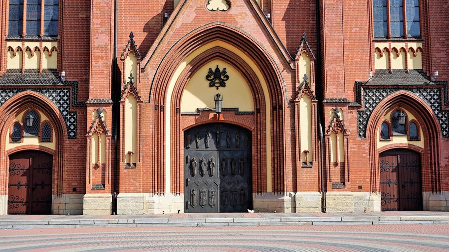 Strzeliste neogotyckie wieże Bazyliki św. Antoniego w Rybniku
