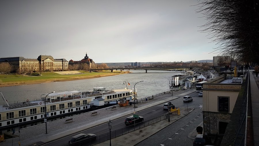 Panorama Drezna znad Łaby, statek wycieczkowy przy nabrzeżu i zabytkowa zabudowa w tle