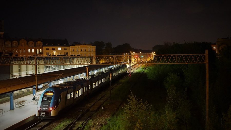 Pociąg na peronie dworca w Zabrzu nocą