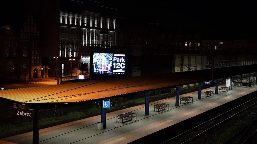 Peron dworca kolejowego w Zabrzu, widok nocny