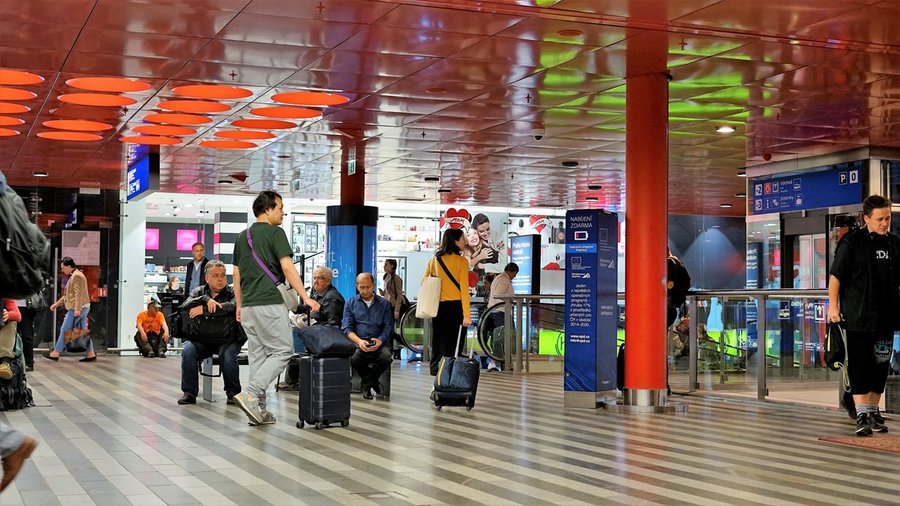 Hol podziemny dworca Praha hlavní nádraží z podróżnymi i walizkami