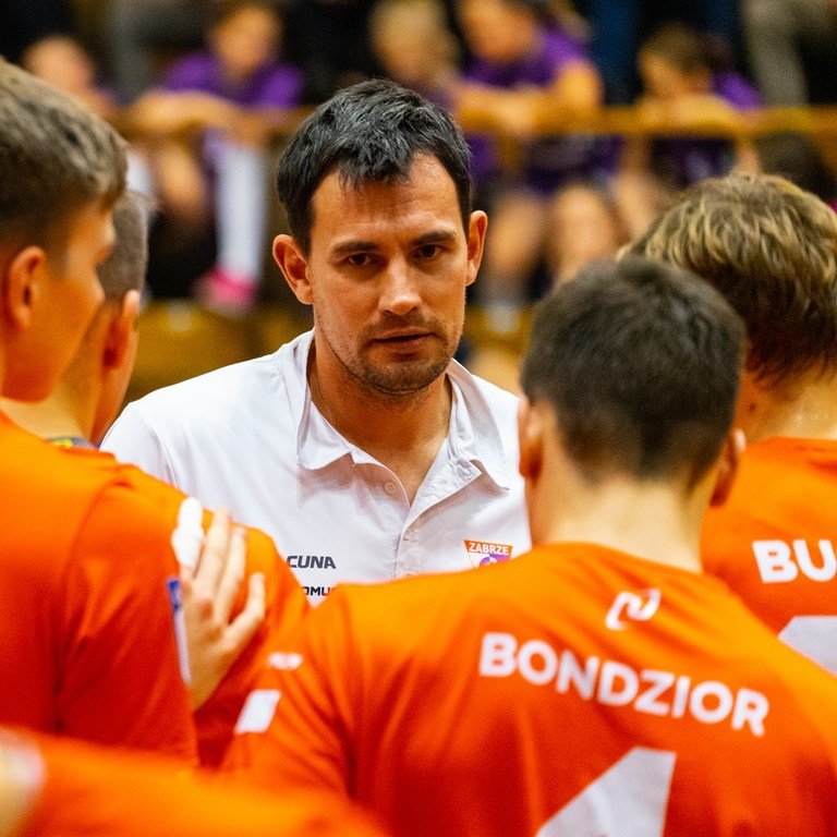 Trener instruujący zawodników Górnika Zabrze przy linii bocznej