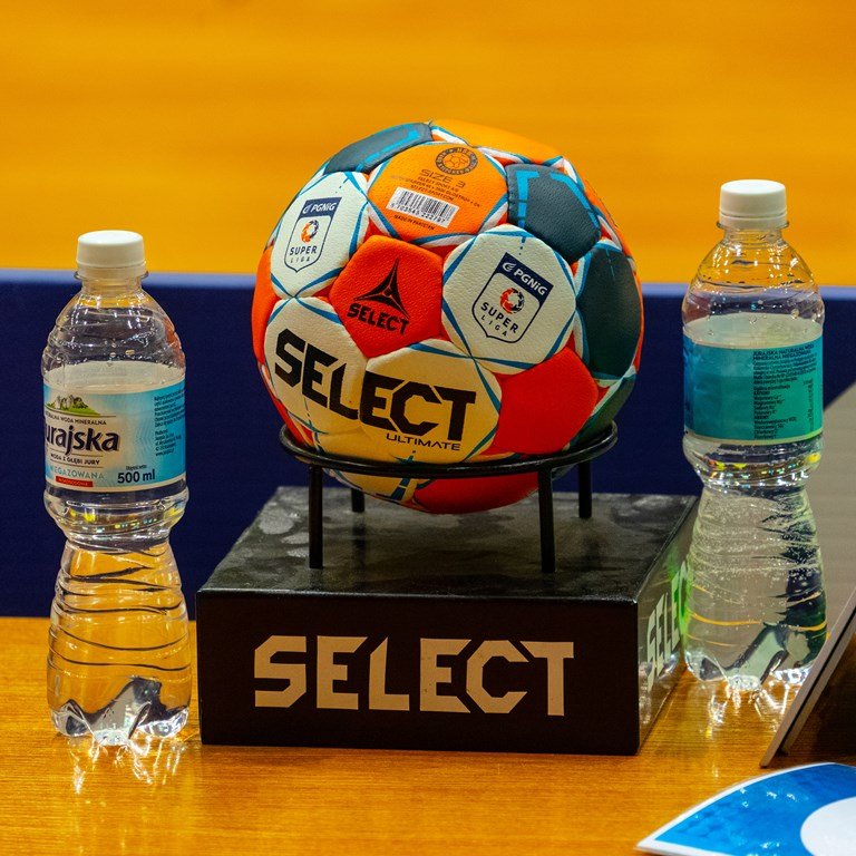 Piłka ręczna marki Select na boisku