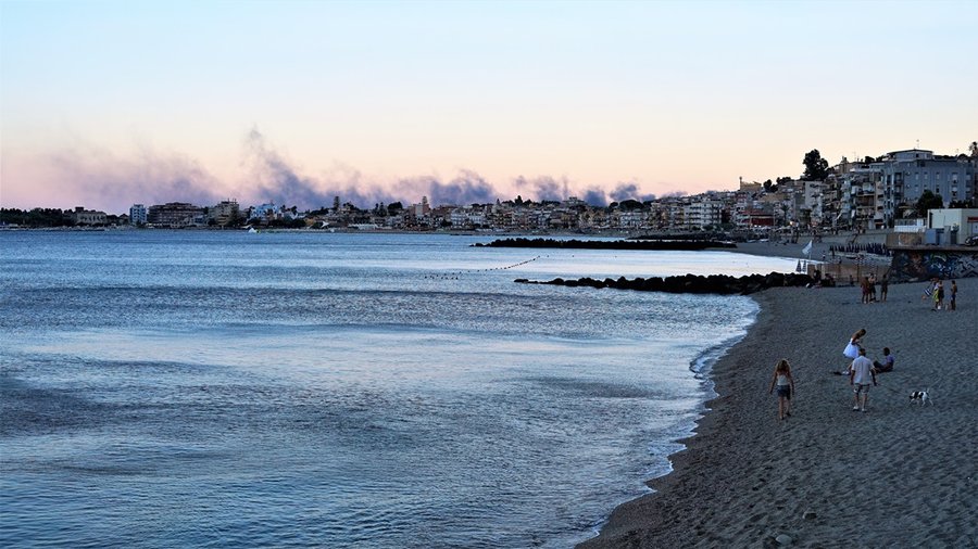 Plaża w Giardini-Naxos o zachodzie słońca z widoczną zabudową nadmorską