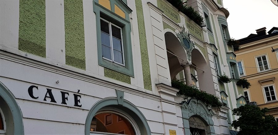 Zabytkowy ratusz w Gmunden z napisem Rathaus seit 1574 i kawiarnią na parterze