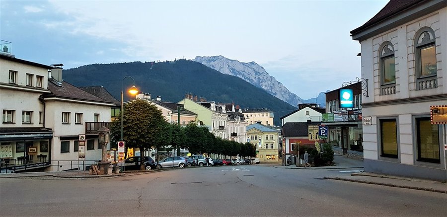 Rynek w Gmunden o zmierzchu z widokiem na Alpy w tle
