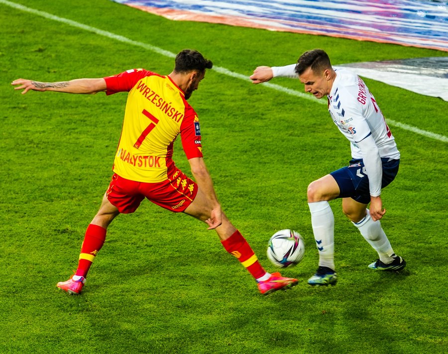 Zawodnik Górnika Zabrze prowadzący piłkę pod presją rywala