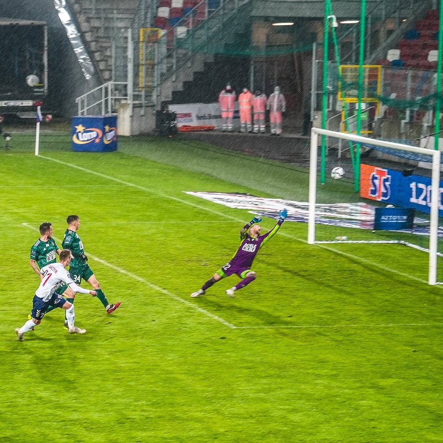Bramkarz Górnika Zabrze broniący strzał podczas meczu