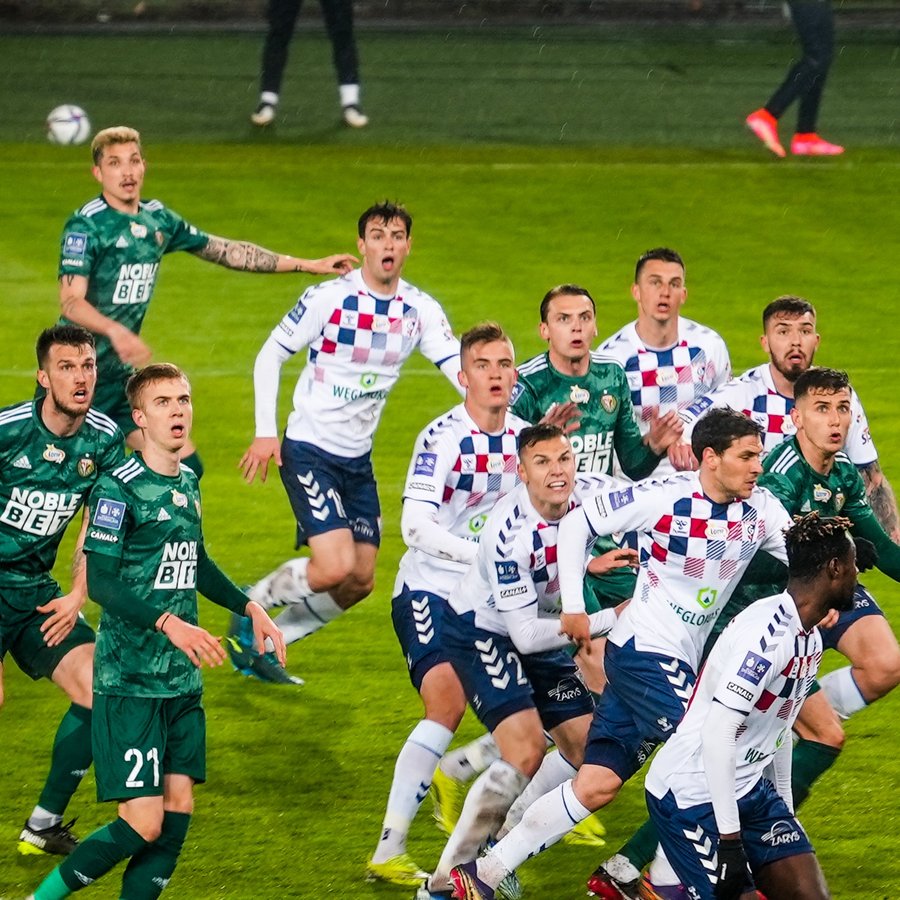 Piłkarz Górnika Zabrze podczas pojedynku z zawodnikiem Śląska Wrocław