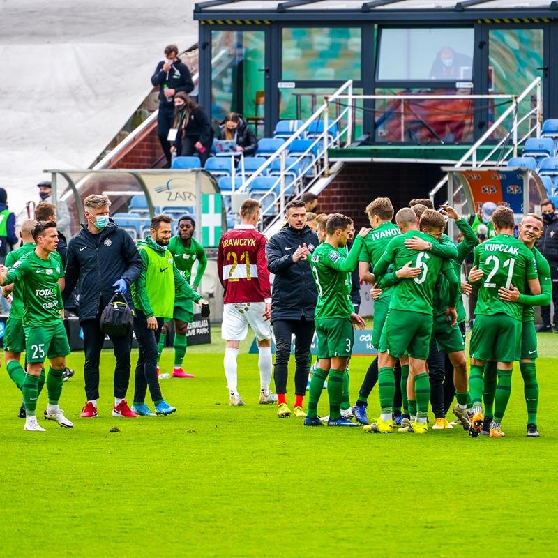 Zawodnicy Górnika Zabrze świętujący razem po meczu