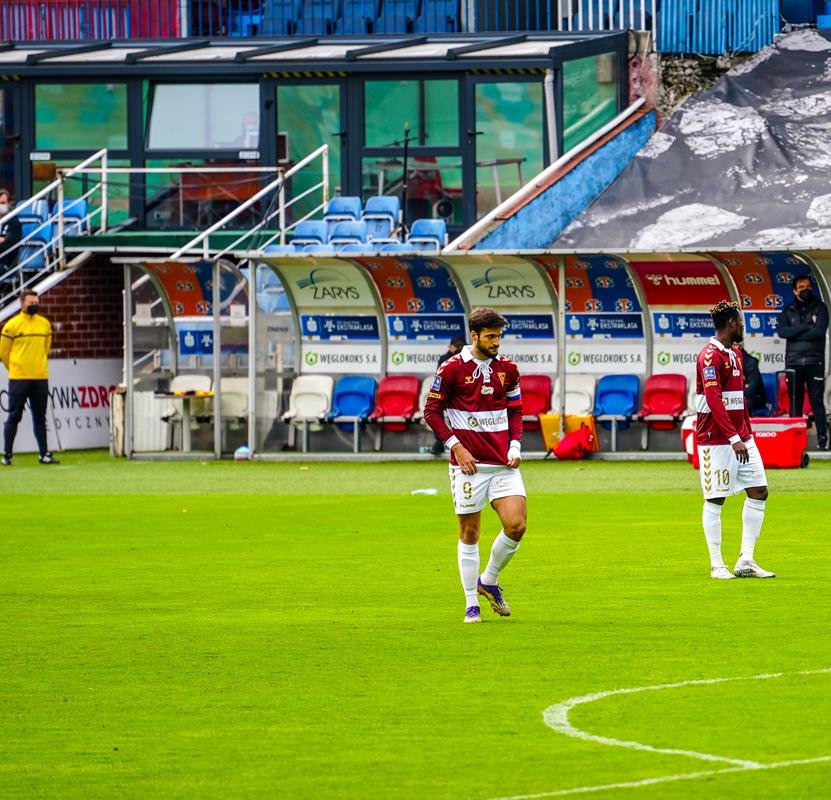 Piłkarze Górnika Zabrze podczas rozgrzewki przed meczem