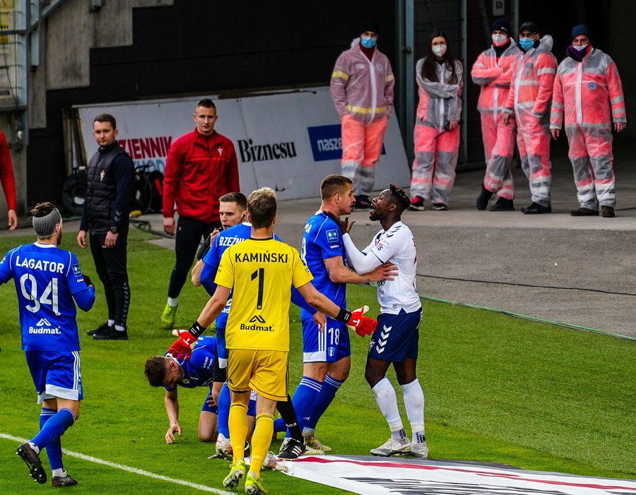 Zawodnicy Górnika Zabrze opuszczający boisko po meczu
