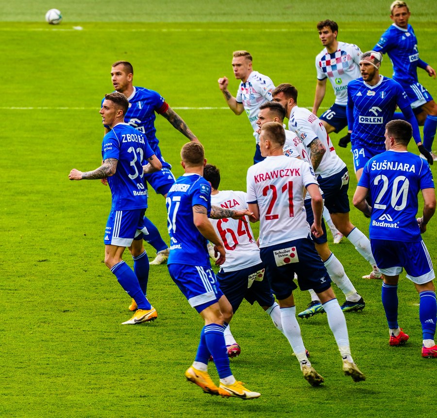 Akcja w polu karnym podczas meczu Górnik Zabrze — Wisła Płock