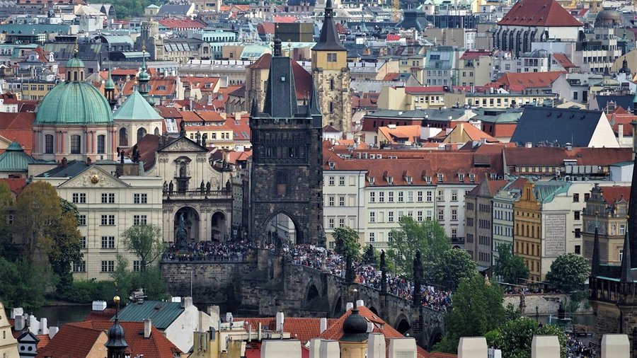 Wieża Mostecka i Most Karola widziane z tarasu widokowego na Hradczanach, tłumy turystów na moście