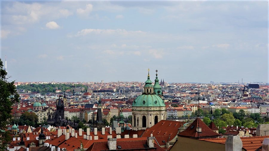 Zielona kopuła kościoła św. Mikołaja widziana z tarasu widokowego na Hradczanach