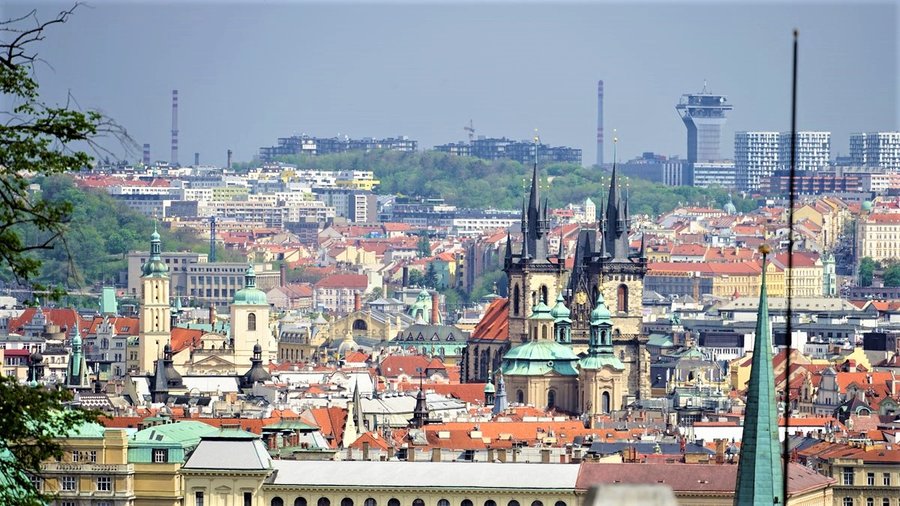 Wieże kościoła Najświętszej Marii Panny przed Tynem widziane z tarasu widokowego na Hradczanach