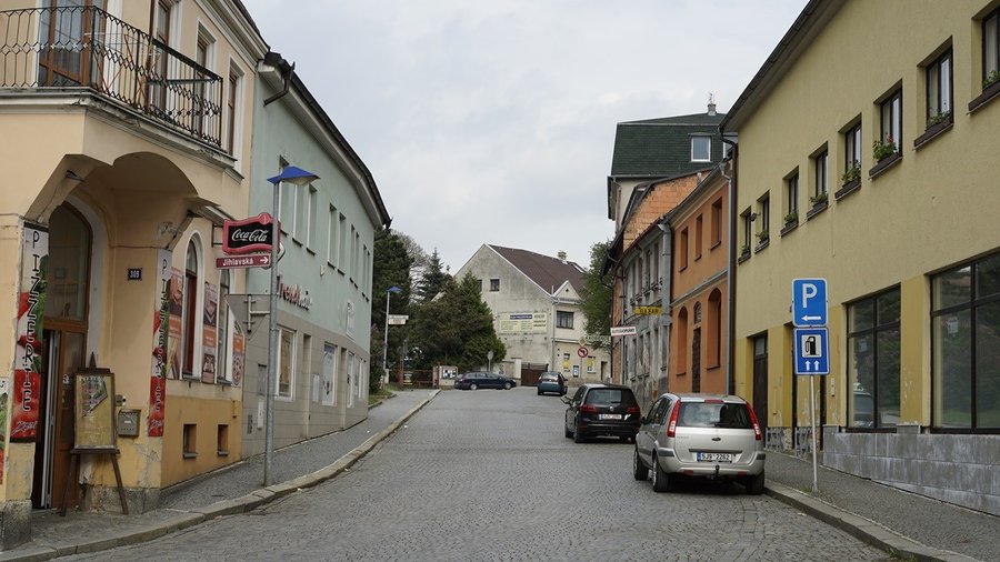 Brukowana uliczka w Humpolcu z kamienicami i pizzerią