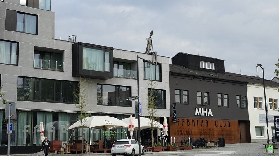 Nowoczesny hotel i klub Fabrika w Humpolcu w pobliżu browaru Bernard