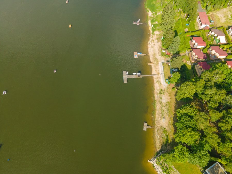 Pomosty i boje kąpieliska nad Jeziorem Rożnowskim widziane z drona