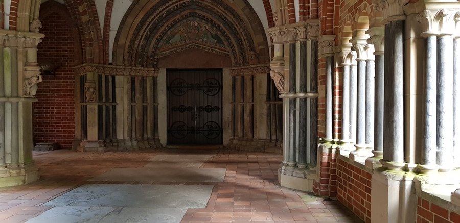 Zdobiony portal i krużganek we wnętrzu Katedry Lubeckiej