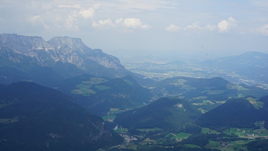 Widok z lotu ptaka na alpejskie doliny i pasma górskie widoczne z okolic Kehlsteinhaus
