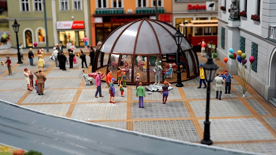 Miniaturowy pociąg wjeżdżający na stację w miasteczku western na makiecie Kolejkowo
