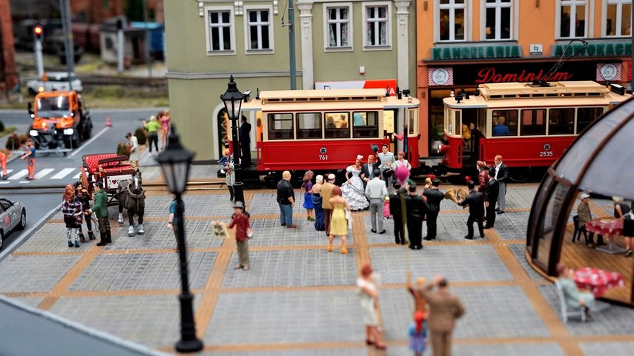 Miniaturowy rynek z przeszklonym pawilonem na makiecie Kolejkowo w Gliwicach