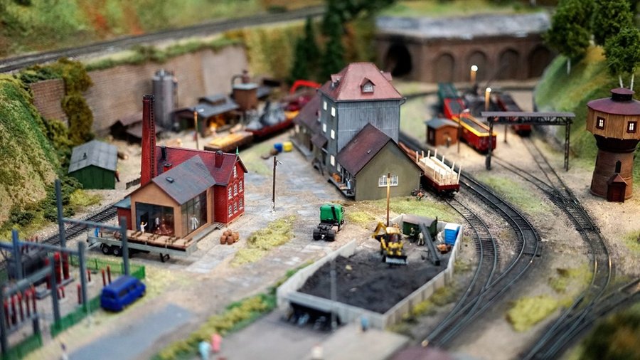 Miniaturowa stacja towarowa z wieżą ciśnień na makiecie Kolejkowo w Gliwicach