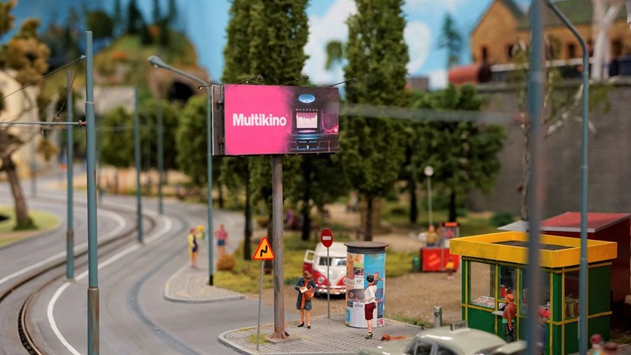 Miniaturowa uliczka z reklamą kina na makiecie Kolejkowo w Gliwicach