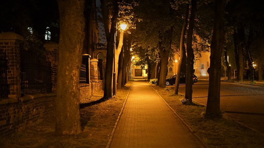 Oświetlona alejka obok kościoła pw. św. Anny