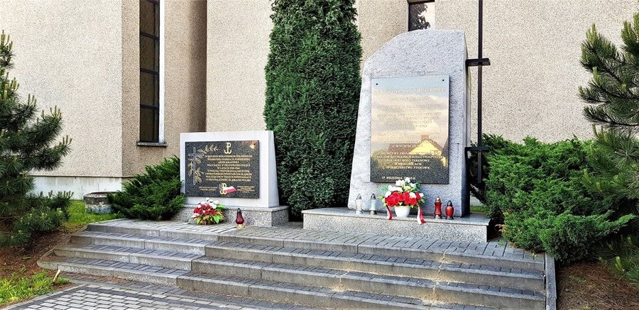 Pomnik pamiątkowy przy kościele w Pyskowicach