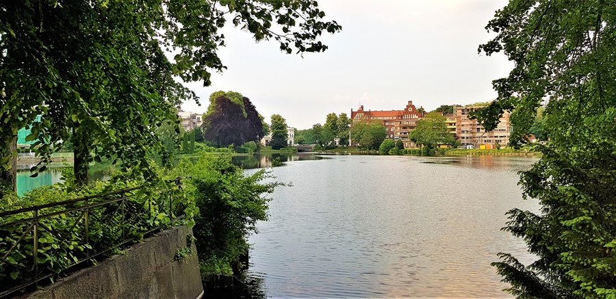 Jezioro w centrum Lubeki otoczone zabytkową zabudową o zmierzchu
