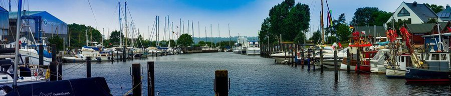 Panorama portu jachtowego w dzielnicy Travemünde, liczne maszty żaglówek i jachtów przy nabrzeżu