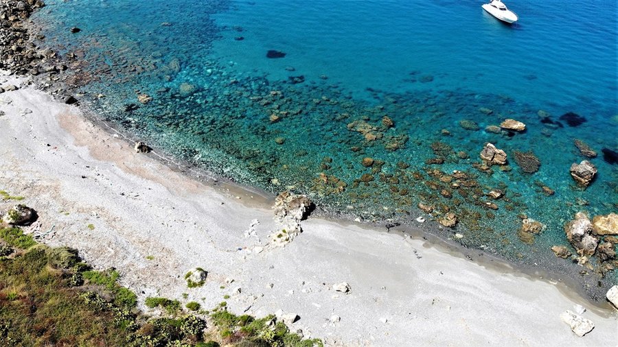 Piscina di Venere — naturalne baseny skalne w okolicach Capo Milazzo z łodziami na krystalicznie czystej wodzie