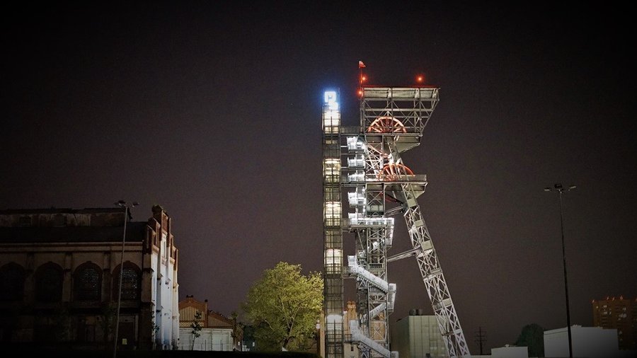 Podświetlona wieża szybowa dawnej kopalni Katowice nocą