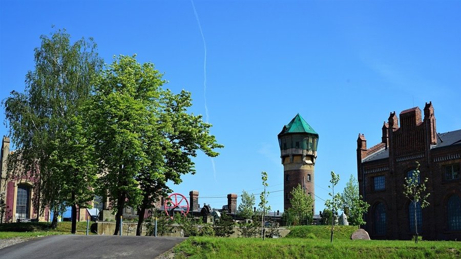 Teren Muzeum Śląskiego w Katowicach w słoneczny dzień