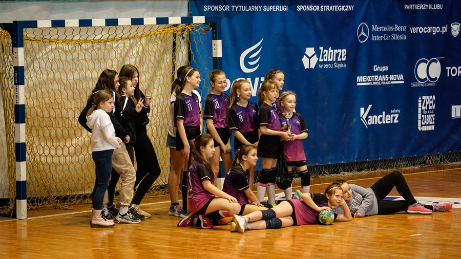 Zawodniczki świętujące po meczu turnieju piłki ręcznej