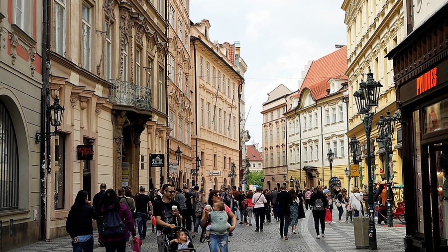 Barokowa uliczka w Starym Mieście w Pradze z zabytkowymi kamienicami i latarniami