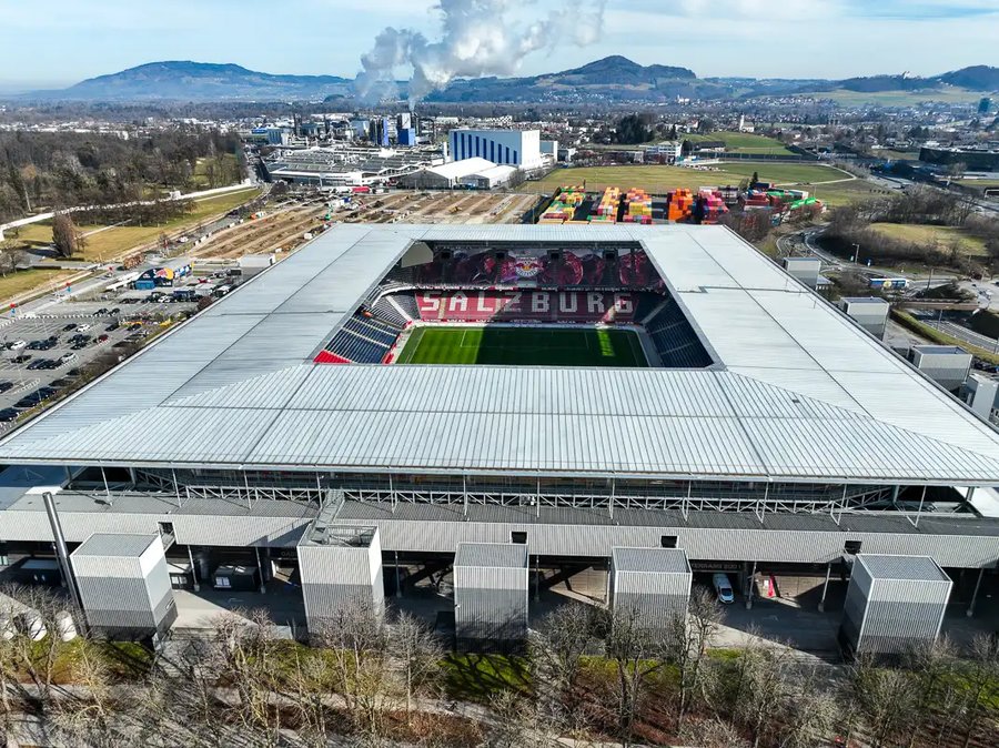 Red Bull Arena pod Salzburgiem w otoczeniu gór, widok z drona
