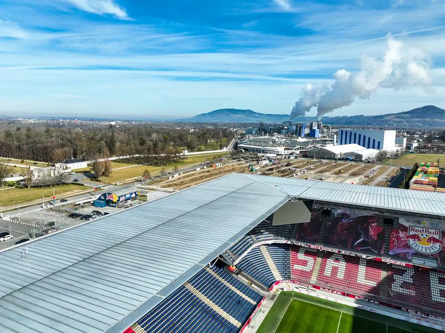 Trybuny i murawa Red Bull Areny widziane z lotu ptaka