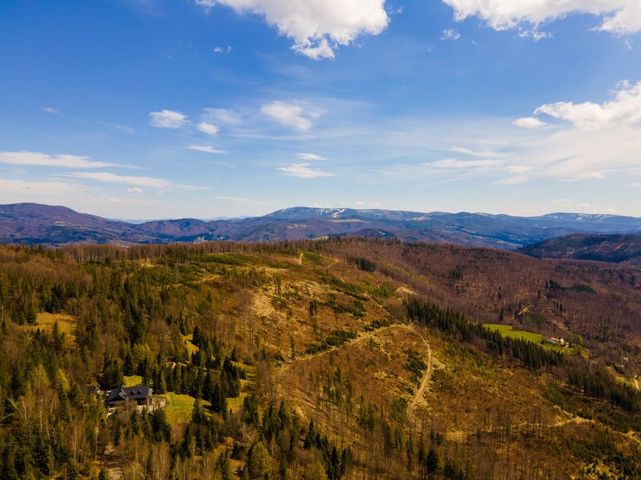Panorama Beskidów widziana z drona nad Równicą