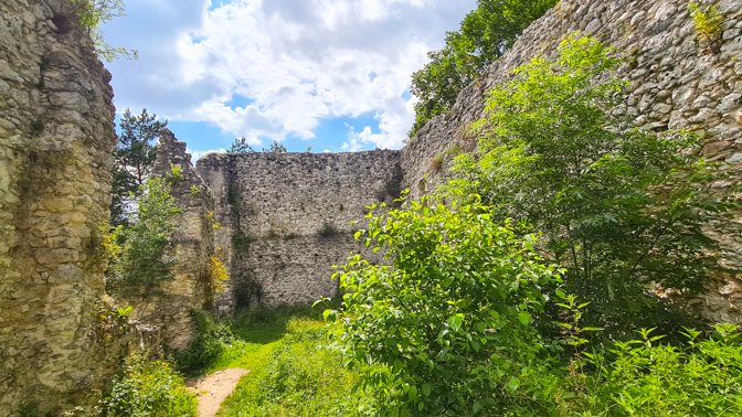 Wnętrze murów ruin Zamku w Bydlinie, widok na ścianę z prześwitem