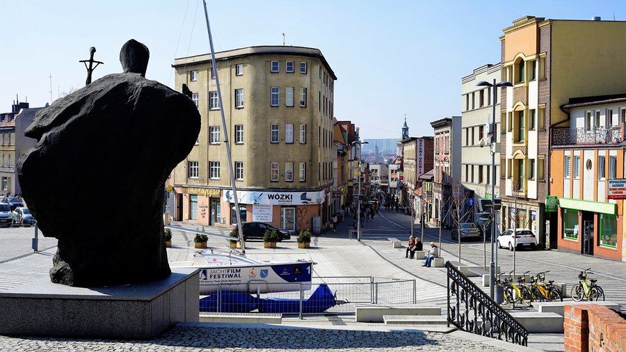 Deptak w centrum Rybnika z kamienicami
