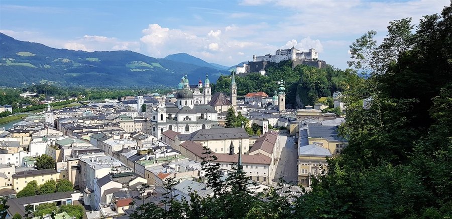 Panorama Salzburga znad miasta z twierdzą Hohensalzburg i Alpami w tle