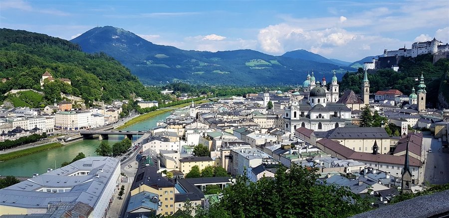 Panorama Salzburga z rzeką Salzach, mostem i twierdzą w oddali